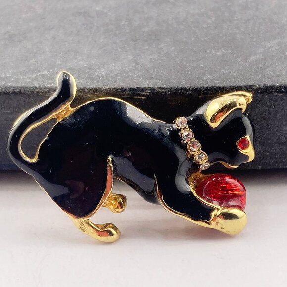 VINTAGE Black red enamel, clear rhinestone, and gold tone metal cat brooch pin - Picture 1 of 6